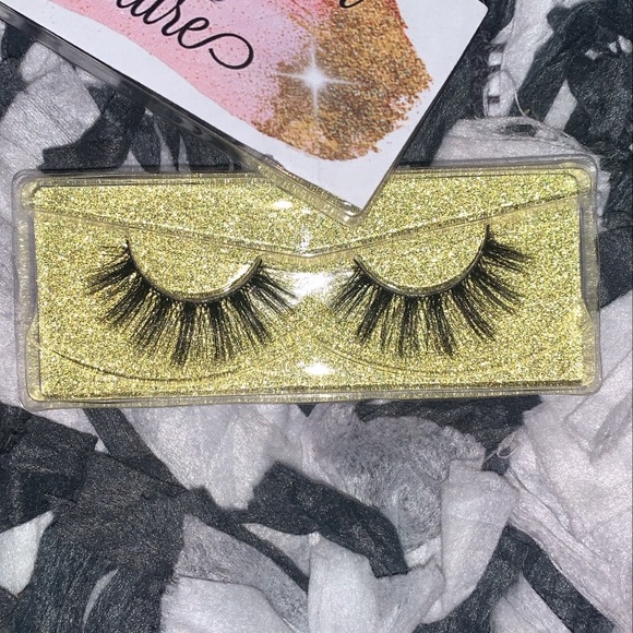 Lashes - Picture 3 of 7